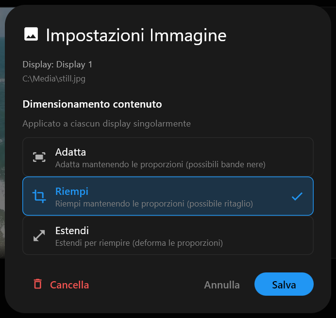 La finestra di dialogo Impostazioni Immagine per un'immagine statica, con le opzioni di Dimensionamento contenuto Adatta, Riempi ed Estendi, Riempi selezionata, e i pulsanti Cancella, Annulla e Salva.