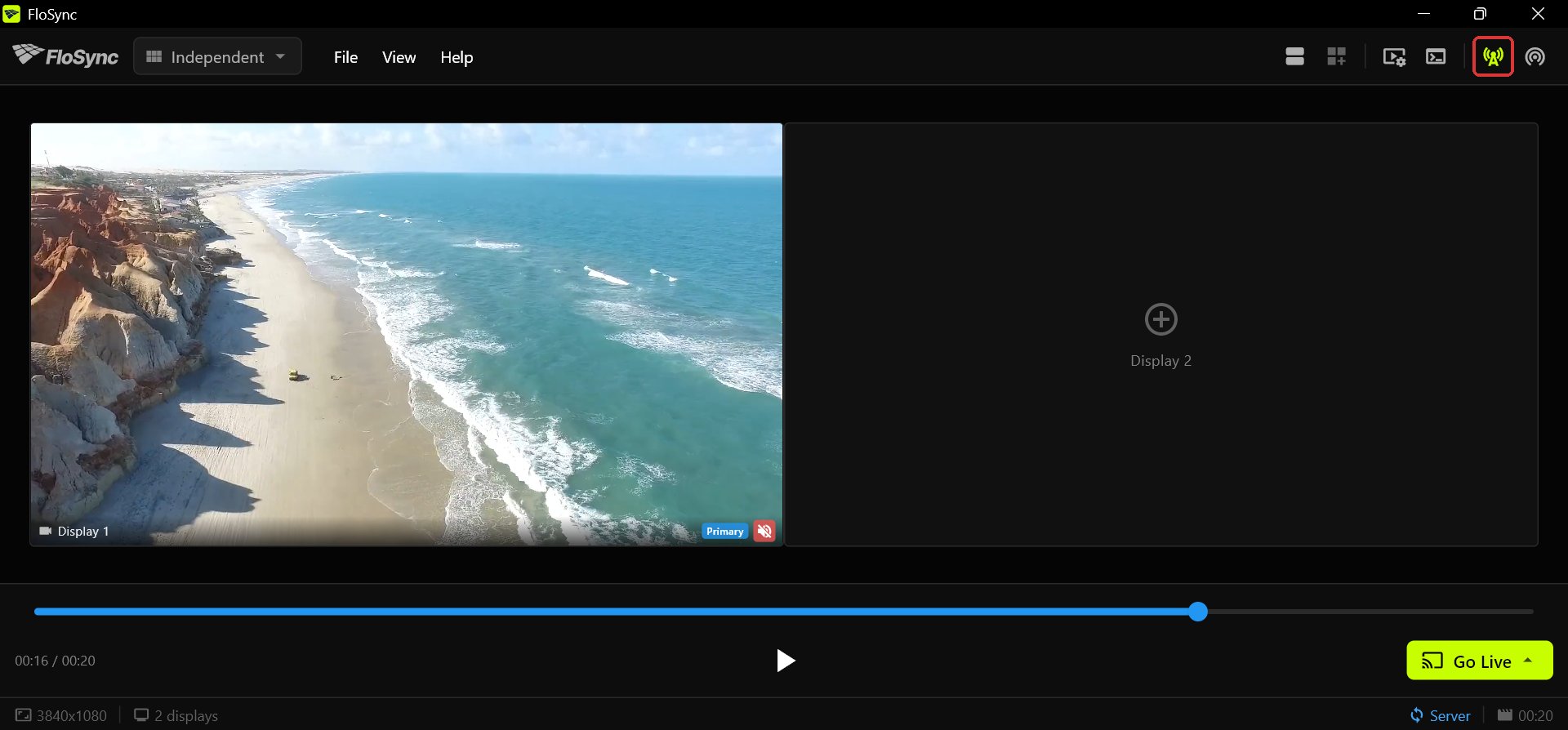 The control panel in Independent mode with a beach video on Display 1 and Display 2 empty, the server icon lit in the toolbar and Server in the status bar.