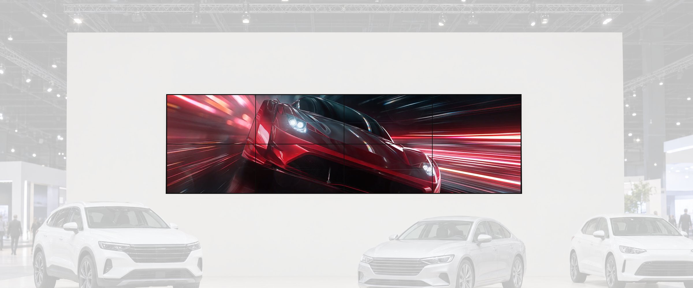 Eine Video Wall aus acht Bildschirmen in zwei Reihen zu je vier an der weißen Rückwand eines Autoshow-Stands unter einer Lichttraverse; sie spielt den roten Sportwagen ab, davor stehen drei weiße Autos auf dem Boden